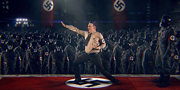 Hitler in Kung-Fu-Bewegung vor einer Nazi-Versammlung