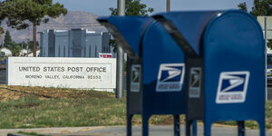 16.08.2020, USA, San Jacinto: Das United States Post Office hat auf dem Alessandro Boulevard zwei Drive-Through-Dropboxen vor dem USPS-Gebäude im Moreno Valley aufgestellt.