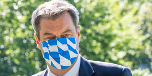 Markus Söder, Ministerpräsident von Bayern, trägt eine Maske in den Bayrischen Landesfarben