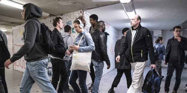 Menschen in den Gängen des Berliner U-Bahnhofs Kottbusser Tor