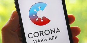 Smartphone mit aufgerufener Corona-App