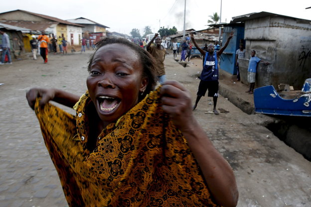 Eine Frau protestiert in Burundi auf der Straße
