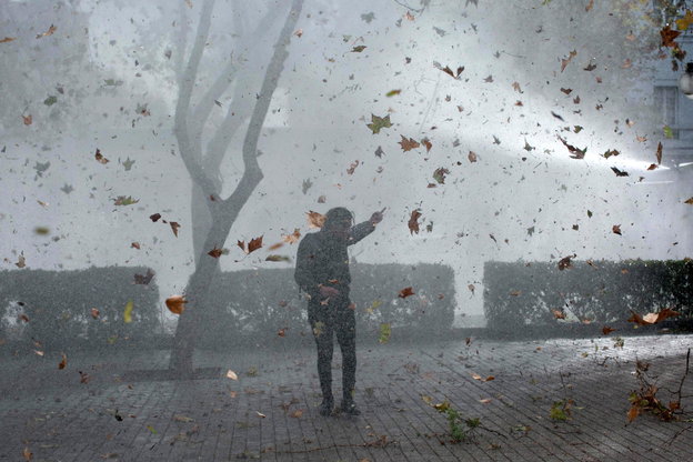 Ein Demonstrant wird in Chile von einer Wasserkanone getroffen