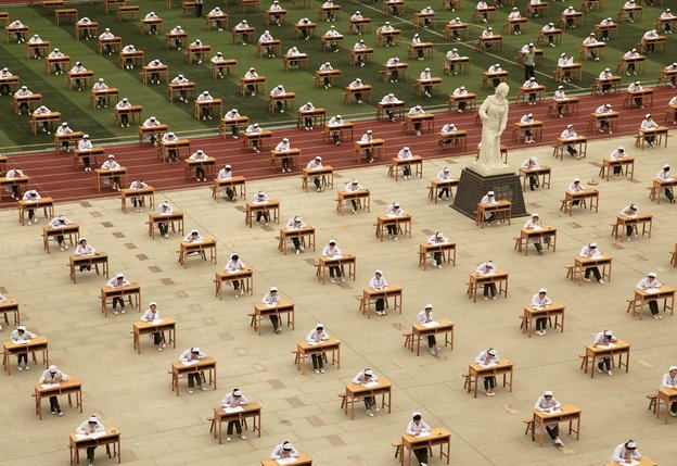 Schwestern-Schüler legen in China eine Prüfung im Freien ab.
