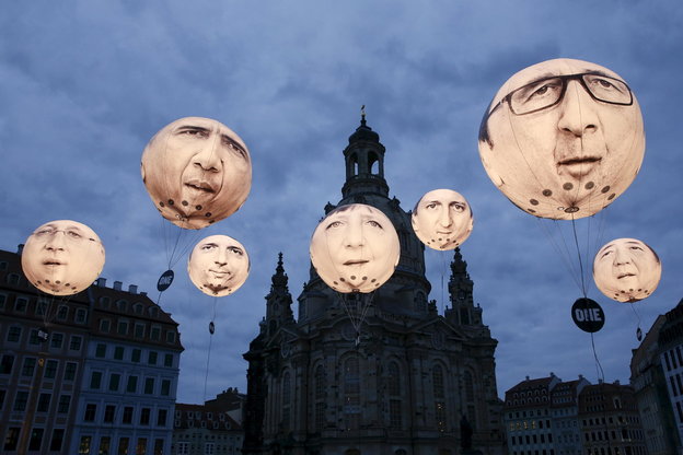 Luftballons mit den Gesichtern der G-7-Staatschefs vor der Frauenkirche