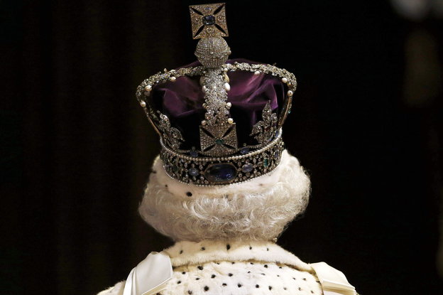 Die Queen ist von hinten zu sehen, sie trägt eine Krone.