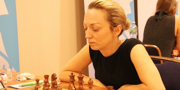 Schachspielerin Pähtz schaut auf das Schachbrett
