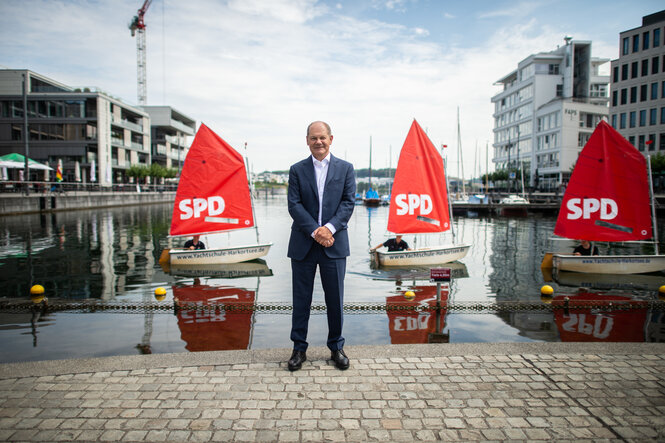 Mann vor Segelbötchen