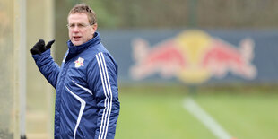 Ralf Rangnick steht auf dem Trainingsplatz in Leipzig.