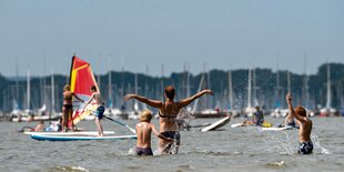 Menschen baden im Steinhuder Meer.