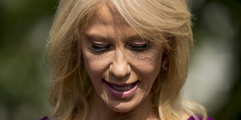 Kellyanne Conqay schaut nach unten