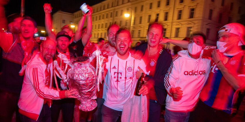 Bayernfans jubeln auf der Straße.