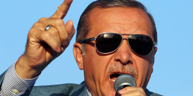 Erdogan mit Mikrofon und Sonnenbrille