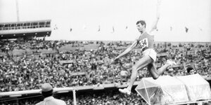 Sowjet-Weitspringer Igor Ter-Owanessjan springt in einem Stadion.