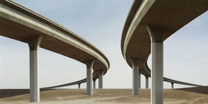 Fotografie kurviger Autobahnbrücken