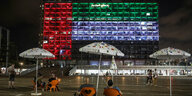 Die Beleuchtung eines Gebäudes in Tel Aviv mit den Farben der Nationalflagge der Vereinigten Arabischen Emirate