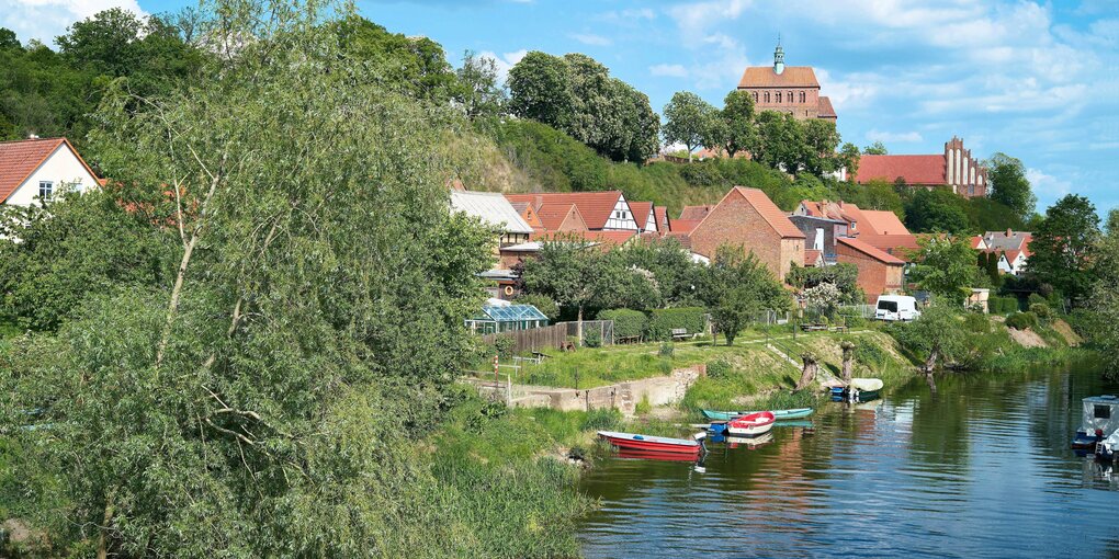 Ein Fluss, eine Altstadt und Boote