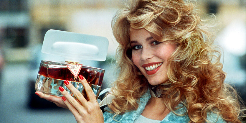 Claudia Schiffer präsentiert ein Parfum