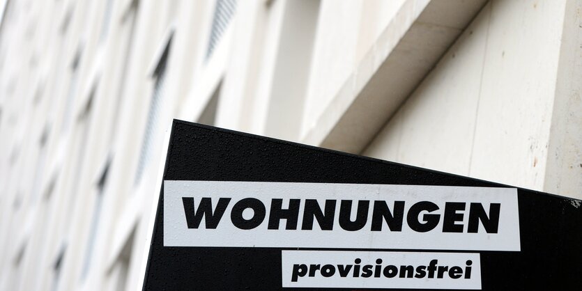 Schild an Hauswand: "Wohnungen provisionsfrei"