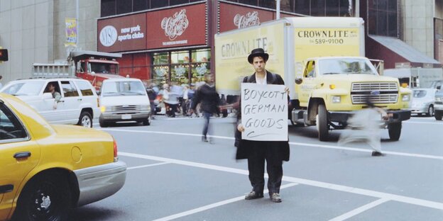 Christoph Schlingensief auf einer Kreuzung in New York.