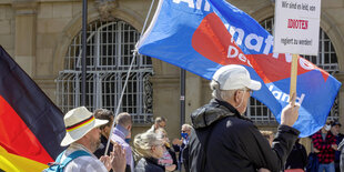 DemonstrantInnen mit AfD und Deutschlandfahne.