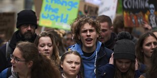 Greta Thunberg , Jakob Blasel und Luisa Neubauer auf einer Demonstration.