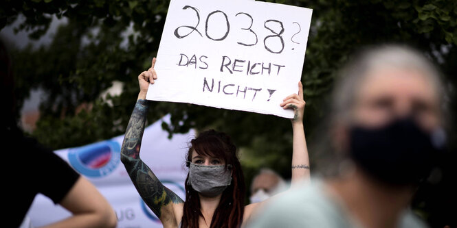 Demonstrantin mit Schild.