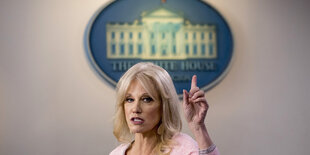 kellyanne Conway vor einem Bild des Weißen Hauses.