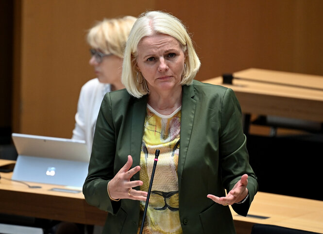 Senatorin günther steht im Parlament