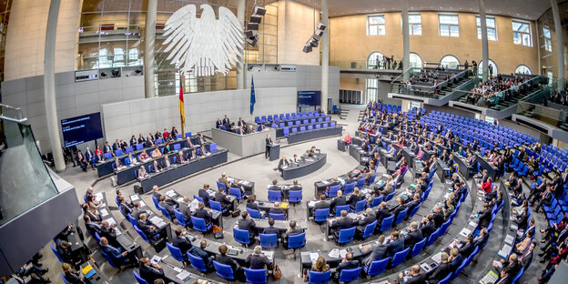 der Plenarsaal des Bundestages mit vielen besetzten Abgeordnetensitzen