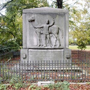 Ein Gedenkstein auf dem ein Reiter mit Pferd abgebildet ist. Ein Gedenkstein auf dem ein Reiter mit Pferd abgebildet ist.