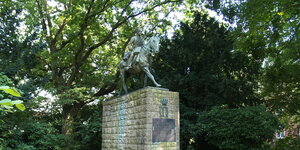 Ein Denkmal zeigt einen Husaren hoch zu Ross.