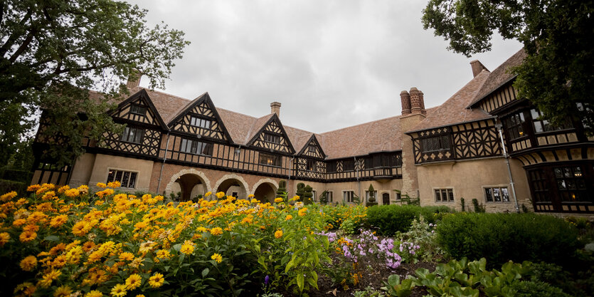 Blick auf das fachwerkfreudige Schloss Cecilienhof in Potsdam