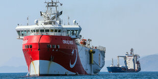 Ein Schiff, das in den Nationalfarben der Türkei angestrichen ist, ankert im Mittelmeer