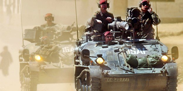 Bundeswehrsoldaten fahren in Wiesel-Panzern durch Kabul