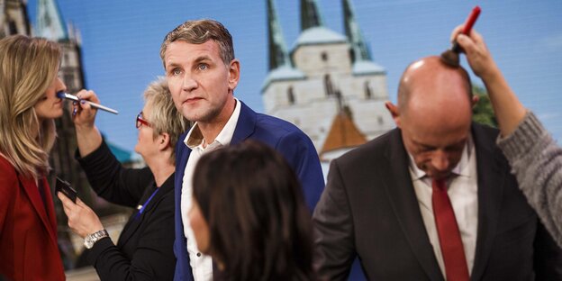 Björn Höcke mit anderen Leuten im Fernsehstudio