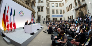 Der Pressesprecher des Bundesfinanzministers, Martin Jäger, Bundesfinanzminister Wolfgang Schäuble (CDU) und Jens Weidmann, Präsident der Deutschen Bundesbank, geben am 29.05.2015 in Dresden (Sachsen) eine Pressekonferenz.
