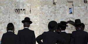 Männer stehen an den Treppen zum Damaskustor in Jerusalem