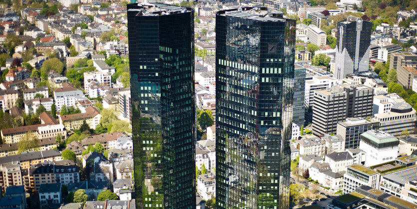 Die Zwillingstürme der Deutschen Bank in Frankfurt am Main