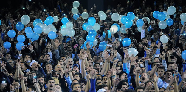 Fußballfans aus Buenes Aires mit Luftballons.