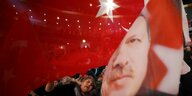 Türkische Fahnen mit dem Konterfei von Erdogan
