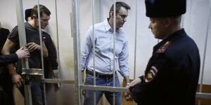 Nawalny und Gitterstäbe eines Gerichtssaals