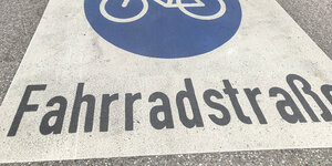 Auf eine Straße gemaltes Zeichen "Fahrradstraße"