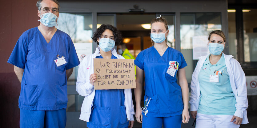 Karnkenhauspersonal vor einer Klinik.