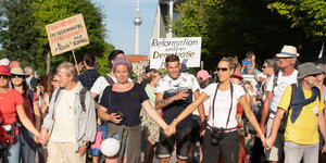 Berlin: Dicht gedrängt stehen Tausende bei einer Kundgebung gegen die Corona-Beschränkungen auf der Straße des 17. Juni.