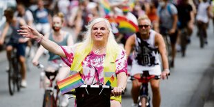 Zahlreiche Menschen nehmen an einer Fahrraddemo zum 40. Jahrestag des Christopher Street Days (CSD) teil.