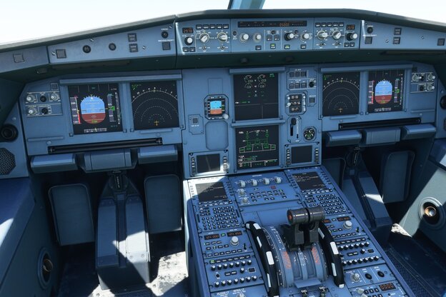 Ein Cockpit im modernen Flugsimulator von Microsoft. Die Grafik ist fotorealistisch, jeder Knopf und Hebel kann bedient werden