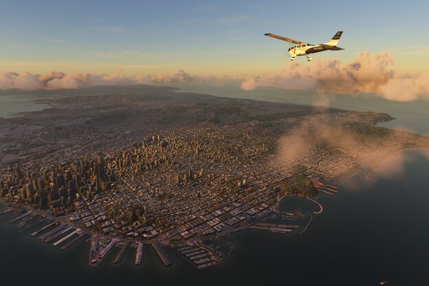 Eine Cessna fliegt über San Francisco im Sonnenuntergang