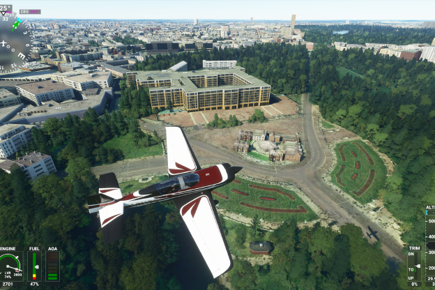 Ein Kleinflugzeug fliegt über den Buckingham Palace, der im Spiel ein Bürokomplex ist