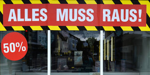 Schaufenster mit der Aufschrift "Alles muss raus!".